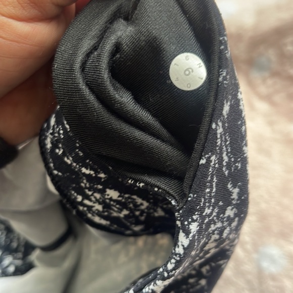 Black and white lululemon leggings perfect for the gym very comfortable ♥️ - Picture 2 of 2